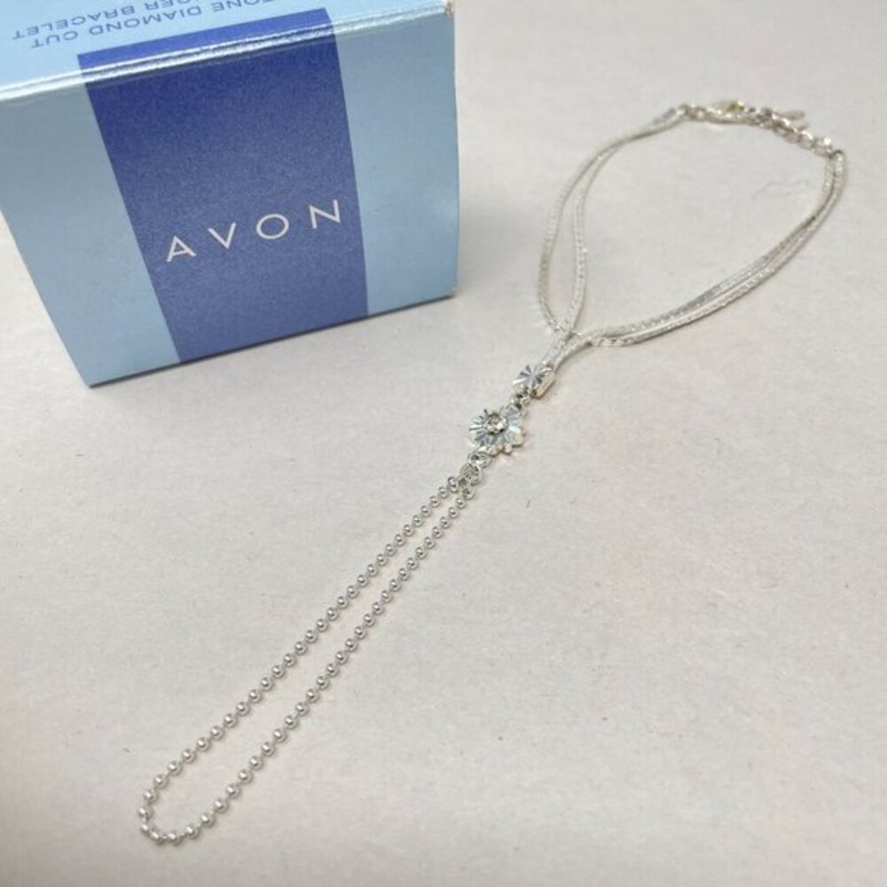 Avon Silvertone Diamond Cut Accented Finger Bracelet Size Large Flower Gift‎ Box